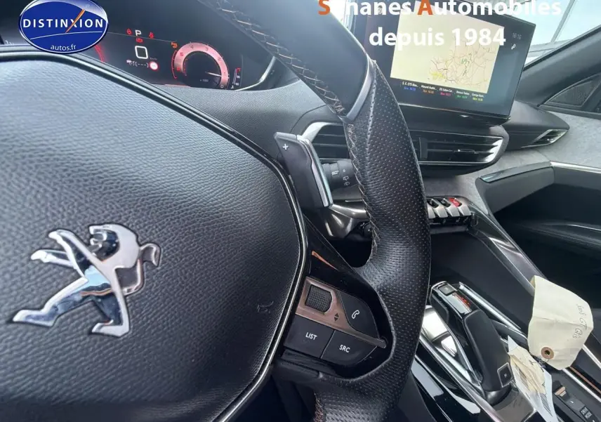 Intérieur Peugeot 3008 GT Pack Black, vue rapprochée du volant cuir perforé et écran tactile 10 pouces.