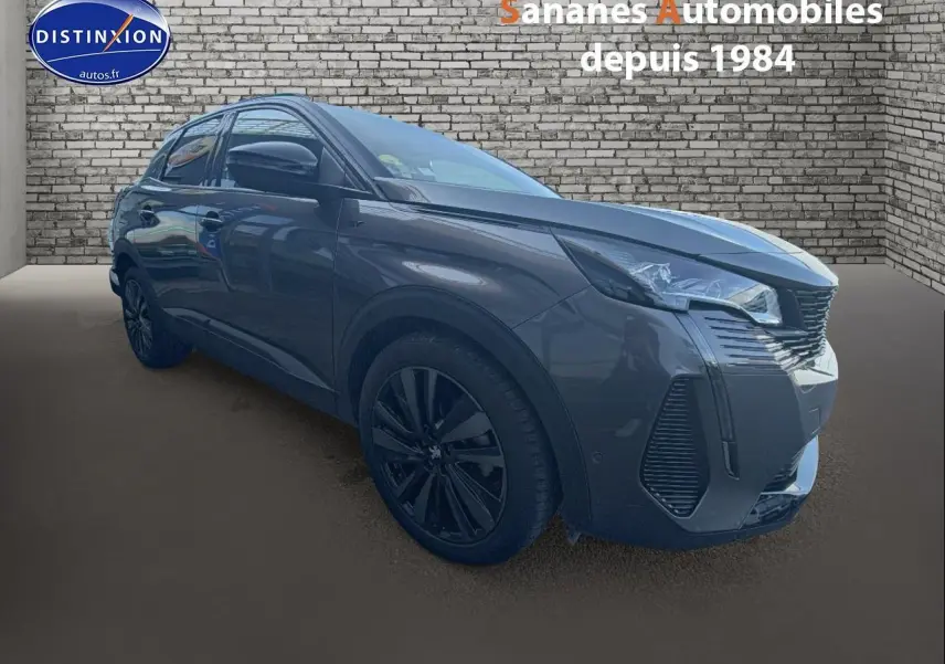 Peugeot 3008 gris foncé en 3/4 avant droit avec jantes noires et détails Black Pack visibles.