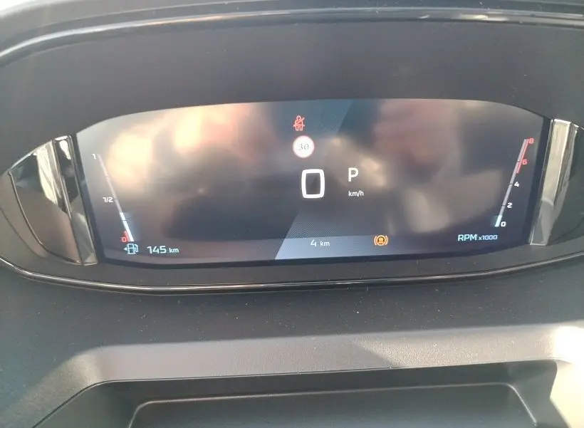 Affichage numérique du tableau de bord du Peugeot Rifter 2025, montrant la vitesse à zéro et la jauge de carburant.