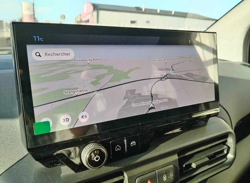 Écran tactile central du Peugeot Rifter 2025 affichant la navigation, avec commandes et ventilation visibles.