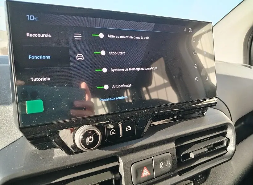 Vue rapprochée de l’écran tactile central du Peugeot Rifter 2025, affichant les aides à la conduite activées.