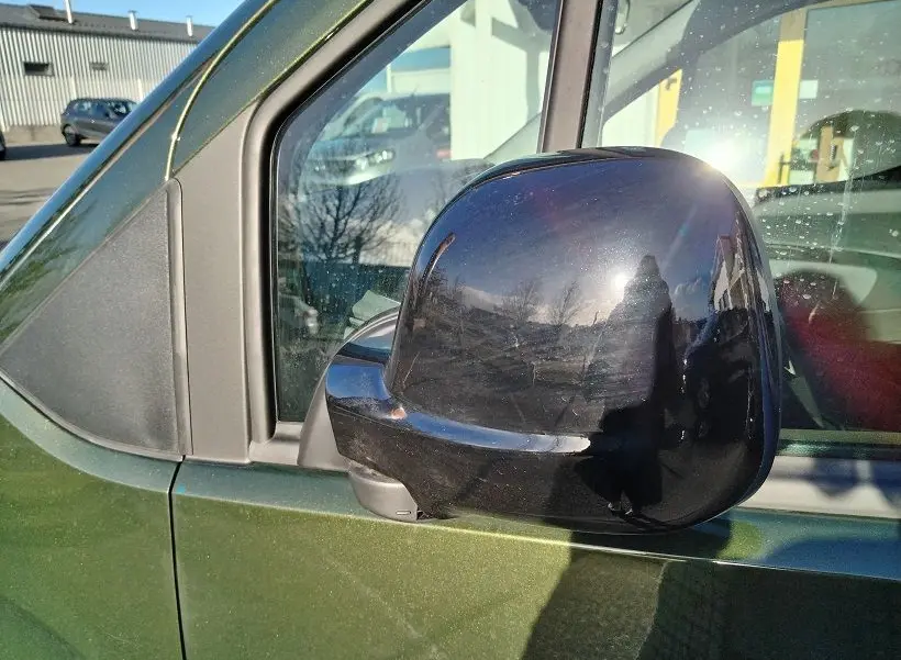 Rétroviseur côté gauche noir sur Peugeot Rifter 2025 vert Srikka, vue rapprochée sur porte avant.