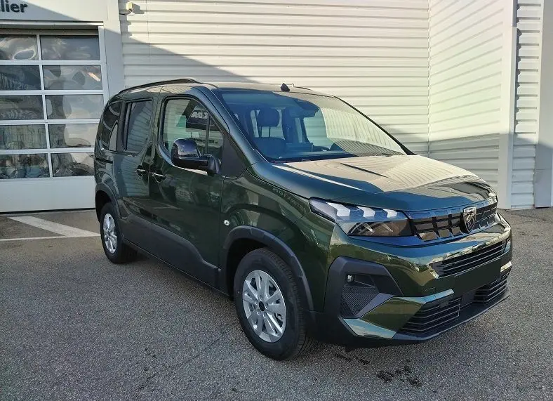 Peugeot Rifter 2025 vert Srikka, vue 3/4 avant droit, avec calandre noire et jantes argentées.