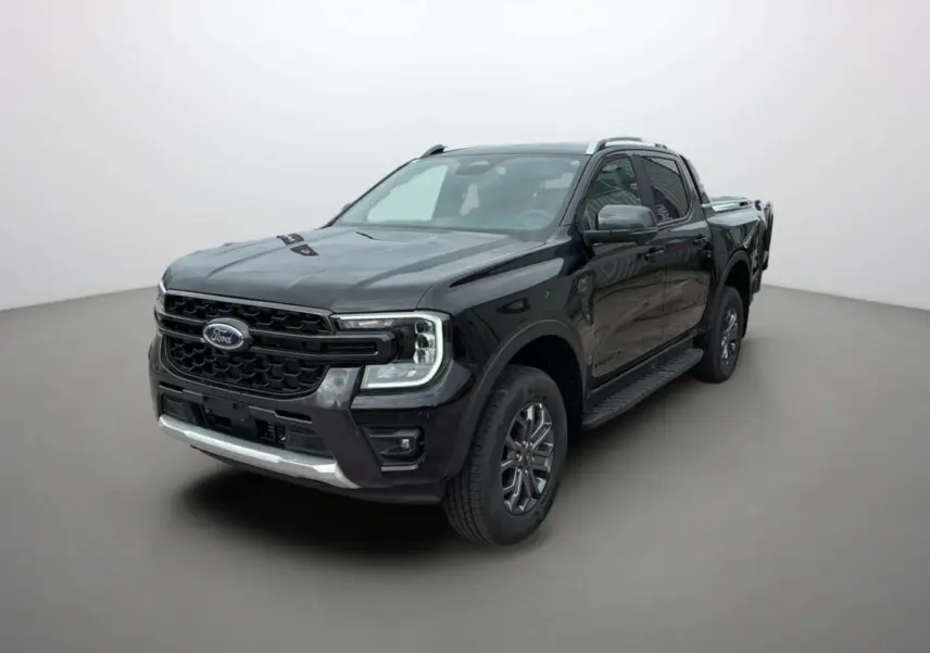Ford Ranger 2.0 205 Wildtrak Plus noir agate, vue 3/4 avant droit, avec barres de toit et jantes alu 18 pouces.
