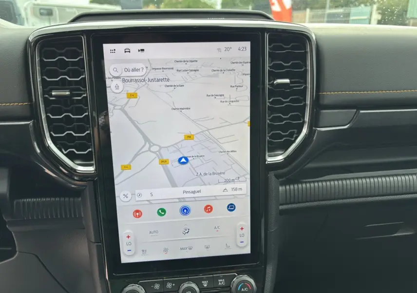 Vue rapprochée de l’écran tactile central avec navigation GPS dans l’habitacle noir du Ford Ranger Wildtrak 2025.