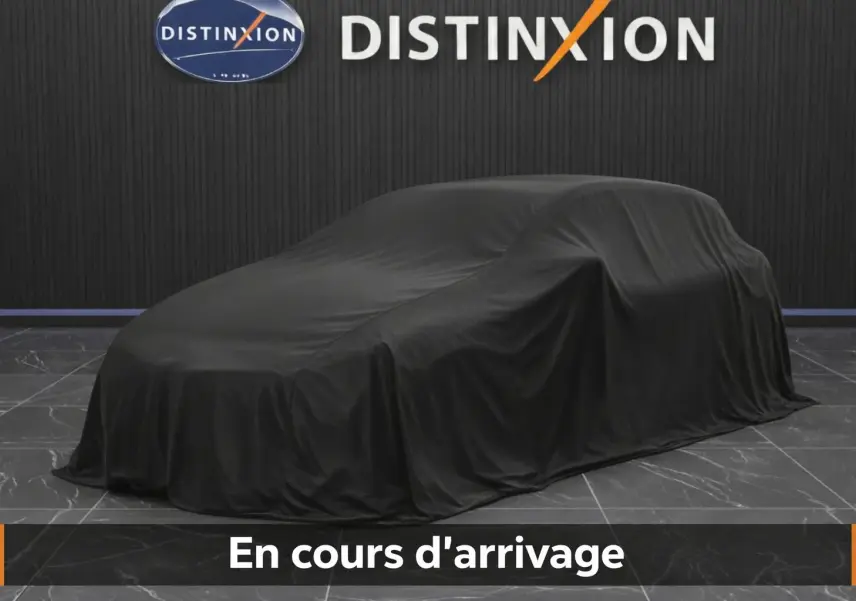 Dacia Duster noir en 3/4 avant droit, avec jantes bi-ton et rétroviseurs blancs, sur fond intérieur showroom.