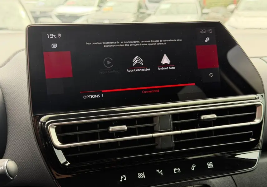 Écran tactile central affichant connectivité Apple CarPlay et Android Auto dans le tableau de bord du Citroën C5 Aircross.