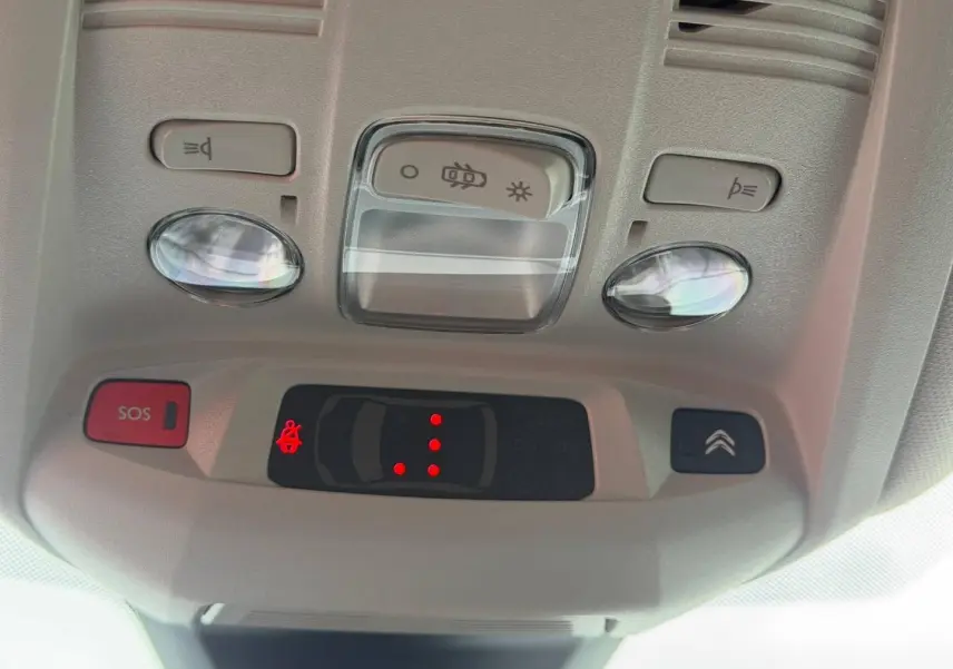 Vue intérieure en gros plan du plafonnier beige avec boutons SOS et éclairage du Citroën C5 Aircross 2025.