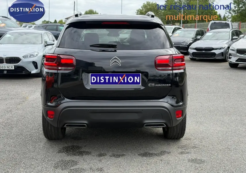 Vue arrière d'un Citroën C5 Aircross noir Perla Nera 2025 avec feux LED et double sortie d'échappement intégrée.