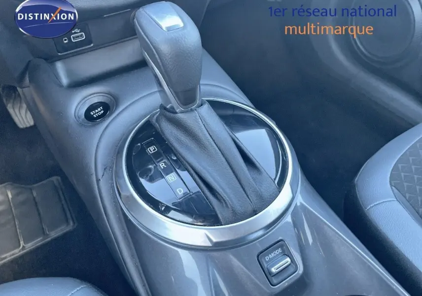 Le levier de vitesses automatique entouré de gris squale métal dans l'habitacle du Nissan Juke 2024.