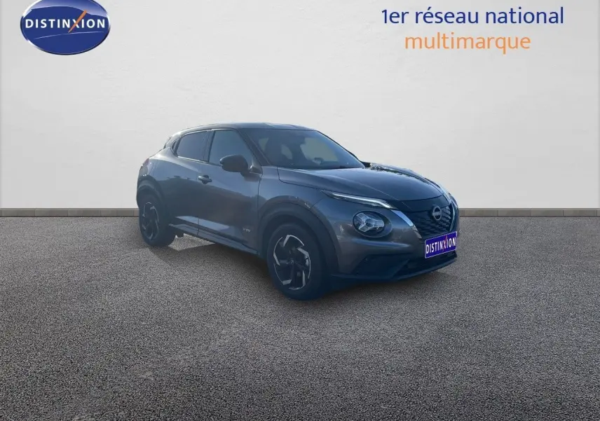 Nissan Juke gris squale métal en 3/4 avant droit, mettant en valeur ses lignes modernes et ses jantes bi-ton.