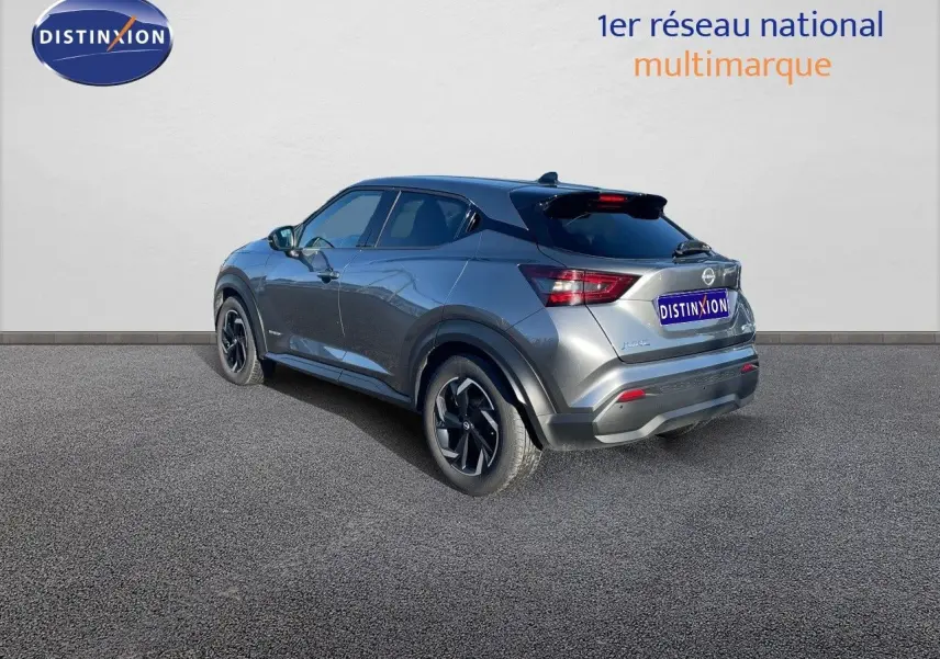 Nissan Juke gris squale métal vu en 3/4 arrière droit, soulignant ses lignes modernes et ses jantes noires biton.