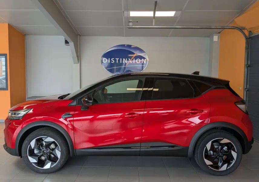 Profil côté gauche du Renault Captur E-Tech Full Hybrid 160ch 2025 rouge flamme avec toit et rétroviseurs noirs brillants.