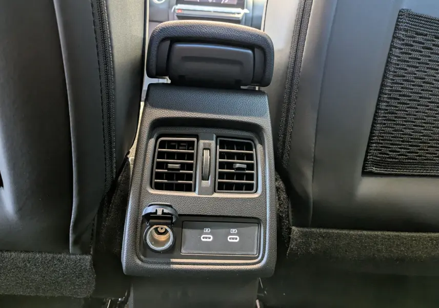 Détail de la console arrière avec prises USB et ventilation du Renault Captur E-Tech Full Hybrid 160ch Techno 2025.