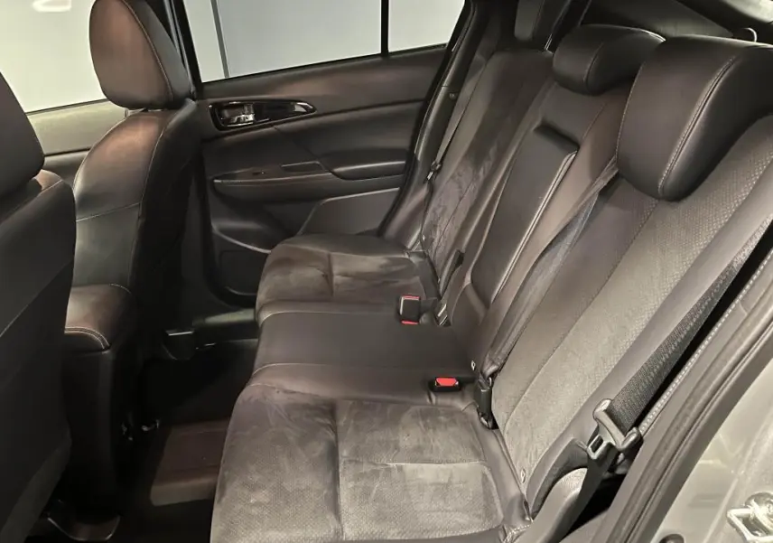 Vue latérale droite de la banquette arrière en sellerie TEP et suédine noire du Mitsubishi Eclipse Cross 2022 gris.