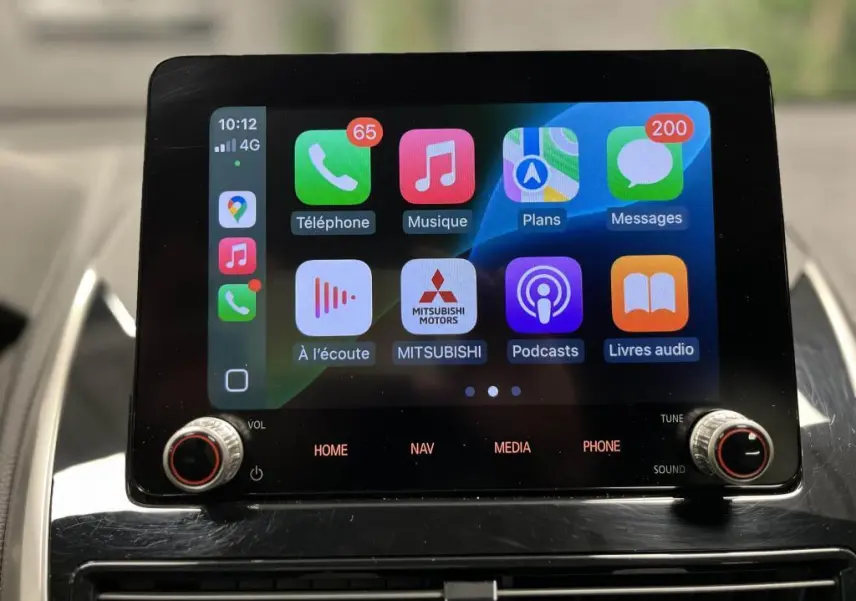 Écran tactile multimédia du Mitsubishi Eclipse Cross 2022 affichant Apple CarPlay avec icônes colorées.