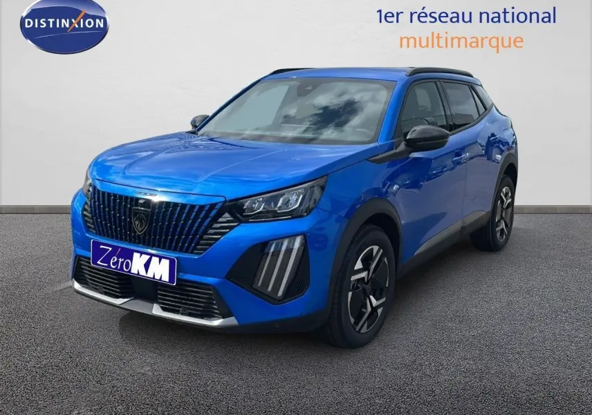 Peugeot 2008 bleu Vertigo Metal en 3/4 avant droit, avec calandre noire et jantes bi-ton distinctives.