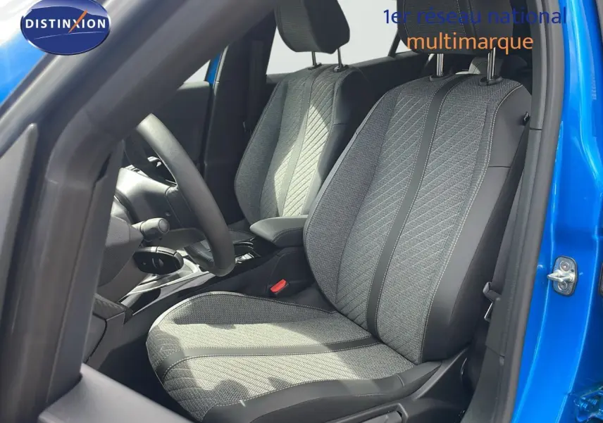 Intérieur du Peugeot 2008 2024 en bleu Vertigo, vue côté conducteur sur les sièges tissu et cuir noir.