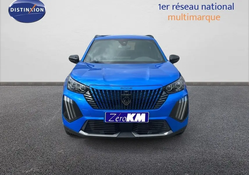 Vue frontale d'un Peugeot 2008 2024 bleu Vertigo Metal avec calandre noire et feux LED distinctifs.