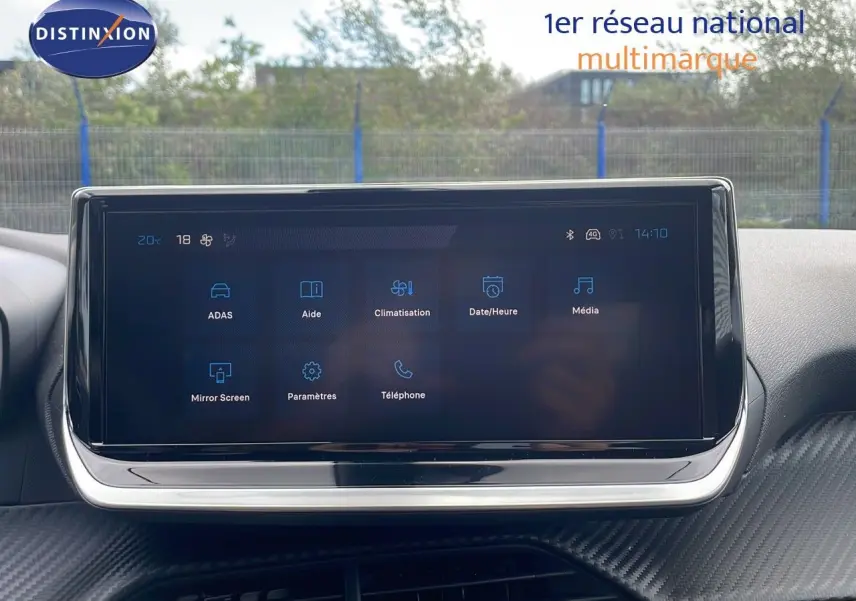 Écran tactile central du tableau de bord du Peugeot 2008 2024, affichant les menus ADAS, climatisation et média.