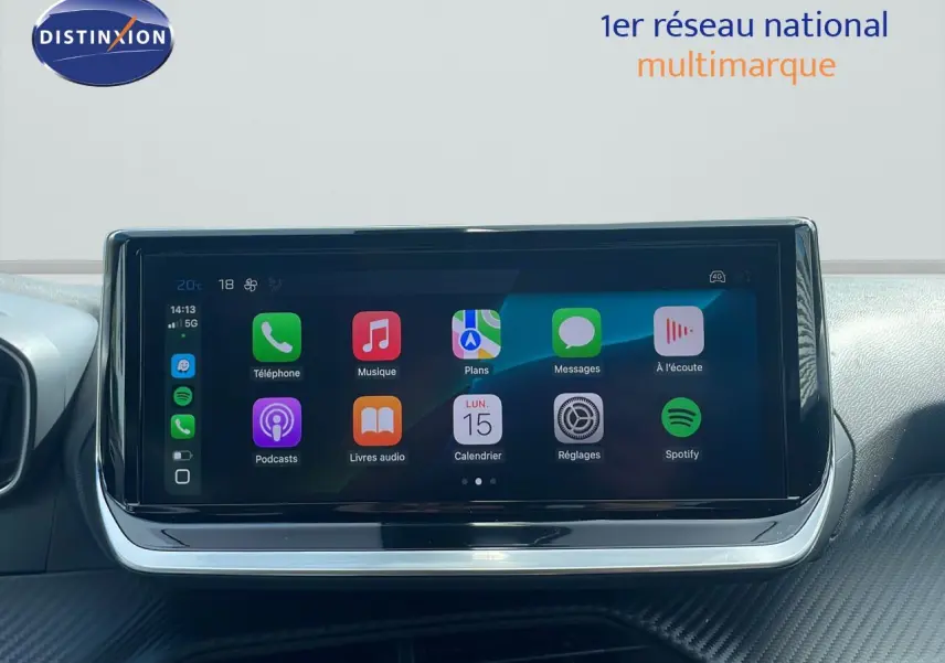 Écran tactile central affichant les applications multimédias dans l’habitacle d’une Peugeot 2008 2024.