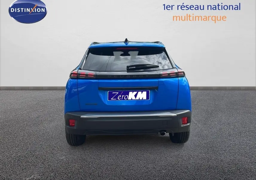 Vue arrière d'un Peugeot 2008 bleu Vertigo Metal de 2024 avec feux LED et plaque Zero KM visible.