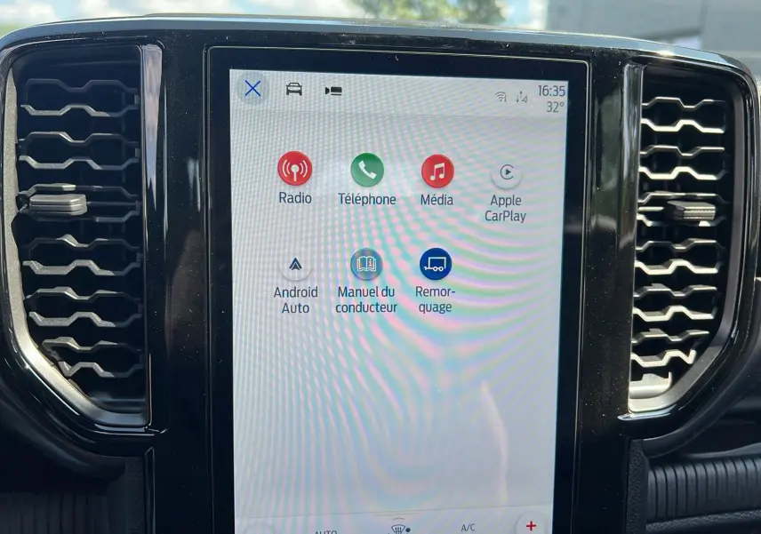 Écran tactile central 10 pouces du Ford Ranger 2025 affichant les options multimédia et connectivité.