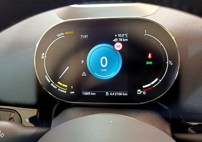 Vue rapprochée du combiné d'instruments numérique du MINI Countryman hybride, affichant la vitesse à 0 km/h.