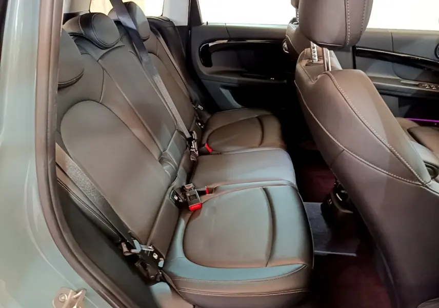 Vue intérieure côté gauche des sièges arrière en cuir noir du MINI Countryman hybride rechargeable 2023.
