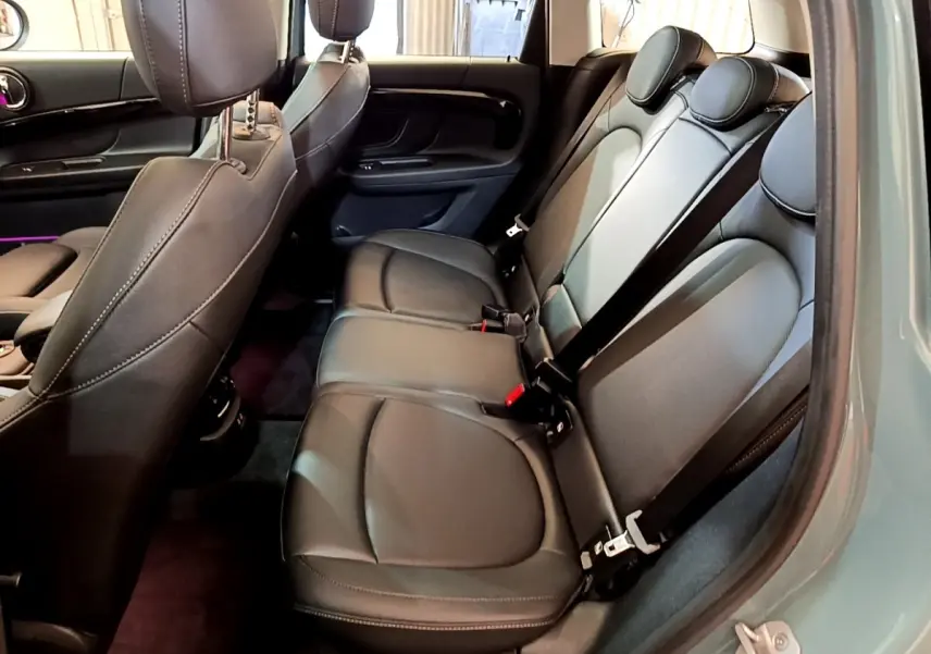 Vue intérieure côté droit des sièges arrière en cuir noir du MINI Countryman Cooper SE 2023 vert hybride rechargeable