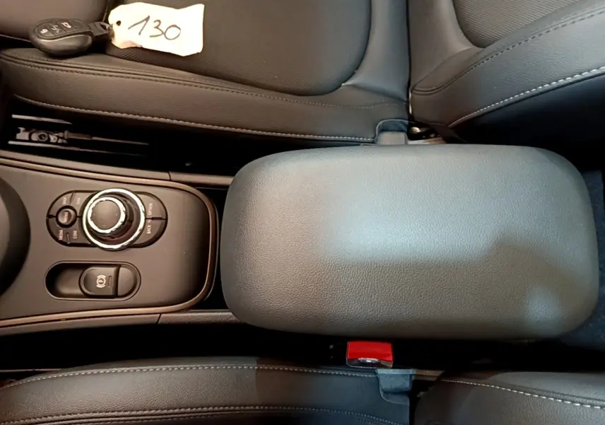 Vue rapprochée de la console centrale et accoudoir en cuir noir du MINI Countryman Cooper SE 2023.