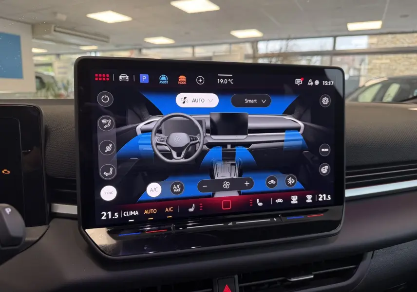 Écran tactile central affichant le tableau de bord numérique du Volkswagen T-Roc noir, vue intérieure frontale.