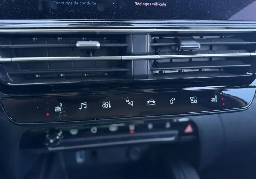 Détail du tableau de bord noir du Citroën C5 Aircross Hybrid 2025 avec commandes tactiles et ventilation centrale.