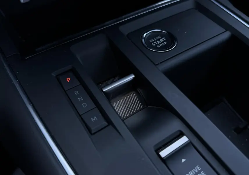 Gros plan sur la console centrale noire du Citroën C5 Aircross Hybrid avec boutons de boîte auto et bouton start/stop.