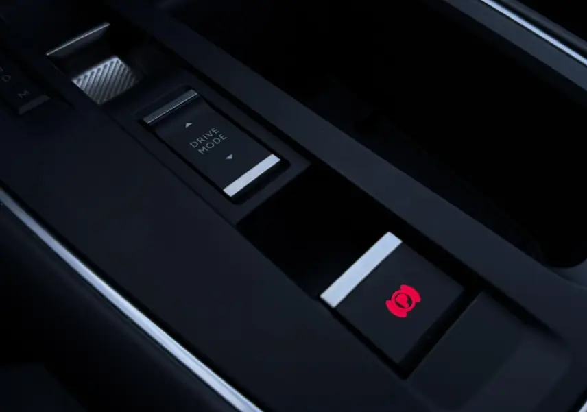 Gros plan sur la console centrale noire du Citroën C5 Aircross Hybrid avec bouton frein électrique rouge et commande Drive Mode.