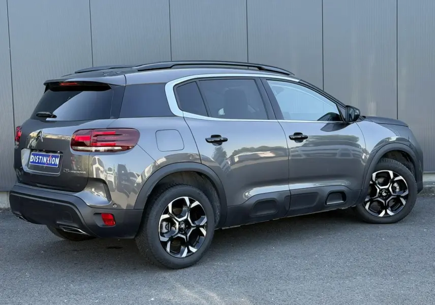 Vue 3/4 arrière droite du Citroën C5 Aircross Hybrid gris Platinium avec jantes alliage bi-ton et vitres surteintées.