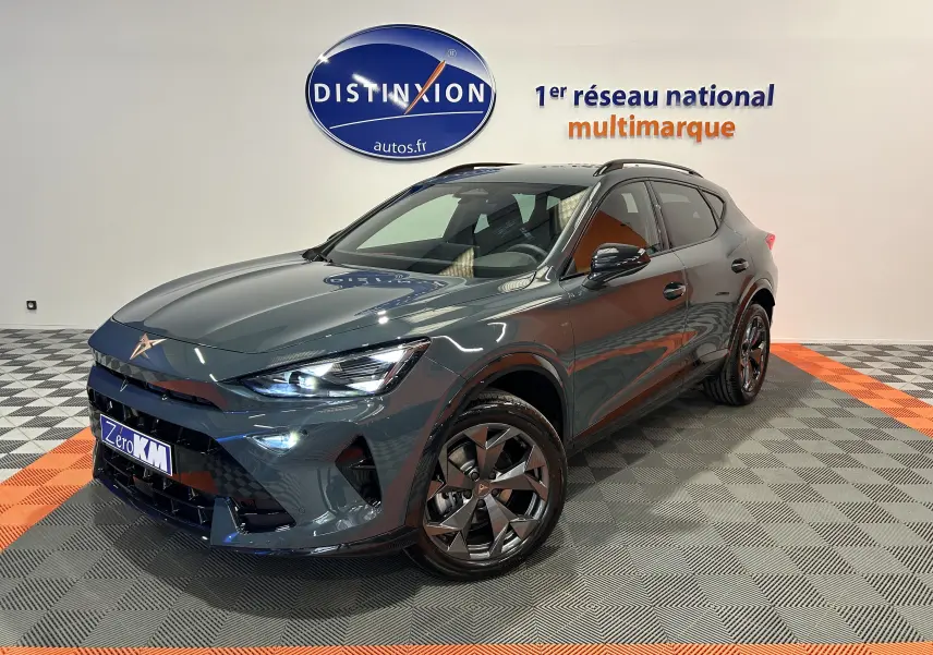 Vue 3/4 avant droite d'une CUPRA Formentor bleu fjord métal avec jantes noires dans un showroom.