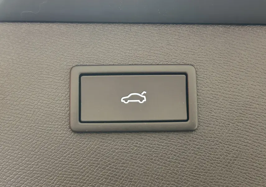 Bouton noir avec icône blanche d'ouverture de hayon, détail intérieur du CUPRA Formentor 2026 bleu Fjord Metal
