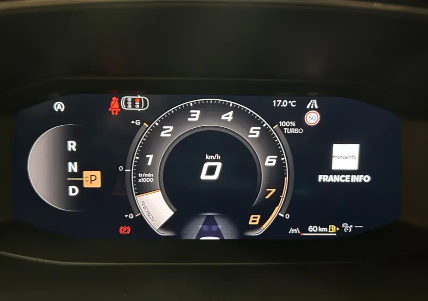 Tableau de bord numérique de la CUPRA Formentor 1.5 eTSI 2026 affichant vitesse, régime moteur et mode de conduite.