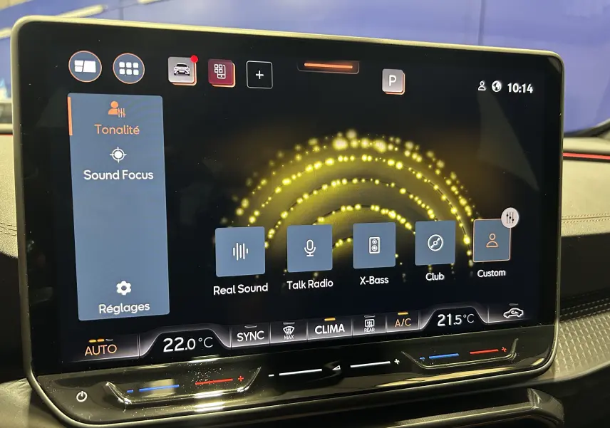 Écran tactile central du Cupra Formentor 2026 affichant les réglages audio et climatisation, avec interface moderne et fond lumineux.