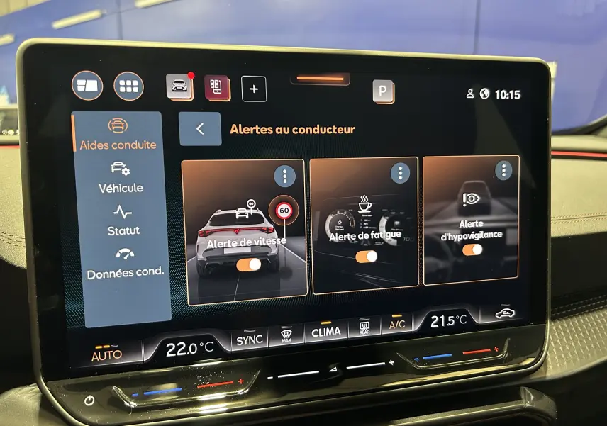 Écran tactile intérieur du tableau de bord du Cupra Formentor 2026 affichant les alertes au conducteur.