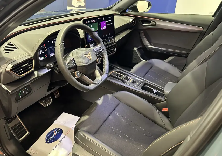 Vue intérieure côté conducteur du CUPRA Formentor 1.5 eTSI 150CH avec tableau de bord numérique et sellerie noire.