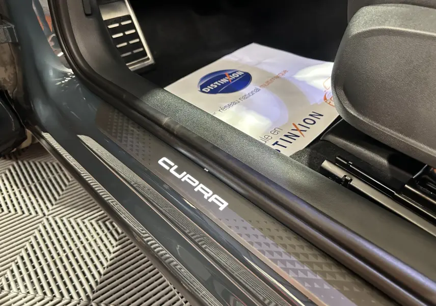 Gros plan sur le seuil de porte éclairé CUPRA à l'entrée côté conducteur d'un Formentor bleu Fjord Metal.