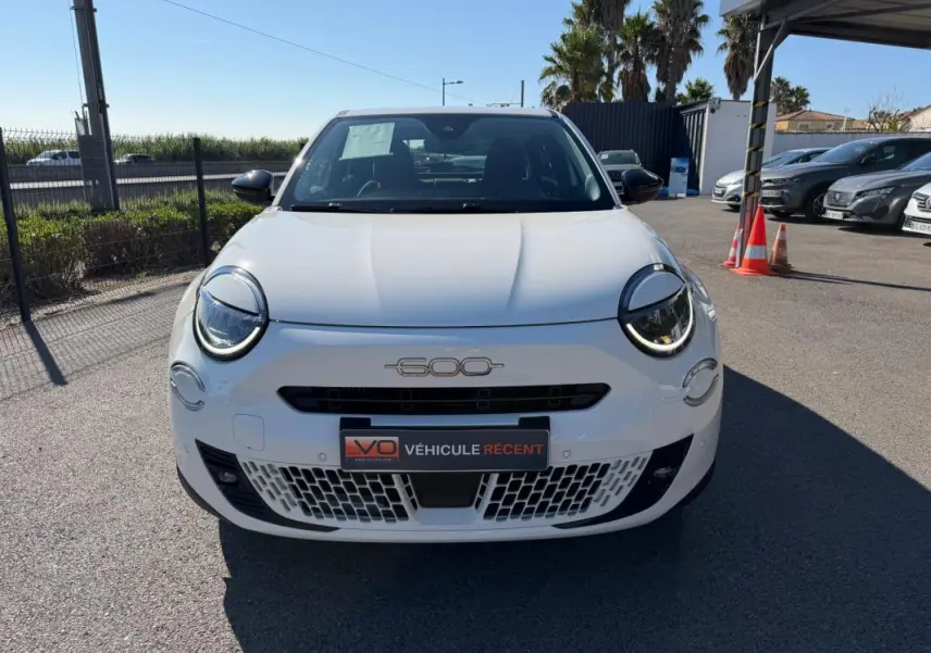 Vue frontale d'une FIAT 600 T-Gen 3 blanche, avec ses phares ronds LED et la calandre ajourée distinctive.