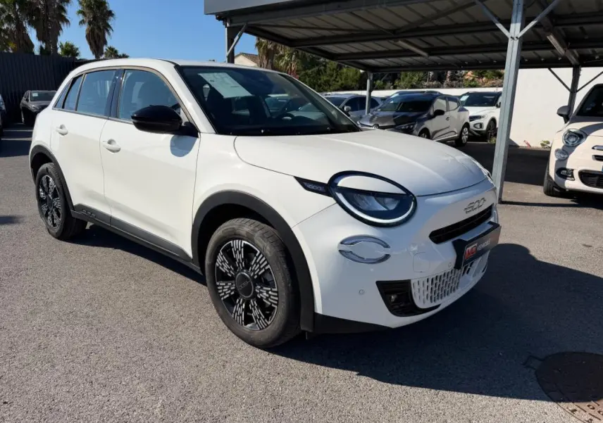 Vue 3/4 avant droite d'une FIAT 600 T-Gen 3 blanche avec jantes noires et détails noirs contrastants.