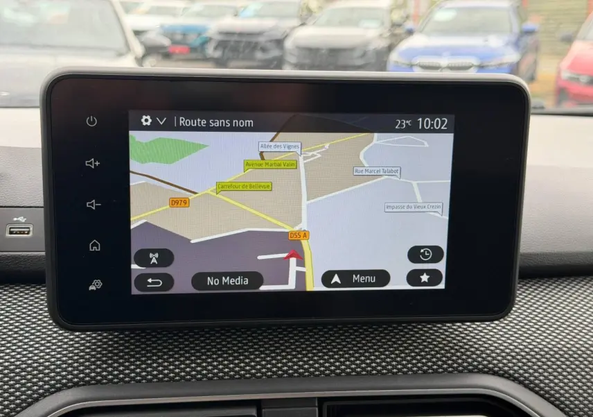 Écran tactile central du tableau de bord du Dacia Jogger 2025 affichant un GPS avec carte routière.