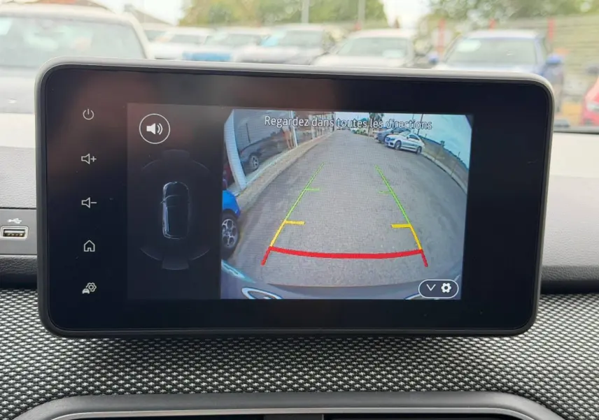Écran tactile intérieur montrant la caméra de recul du Dacia Jogger 2025 en stationnement, vue arrière.