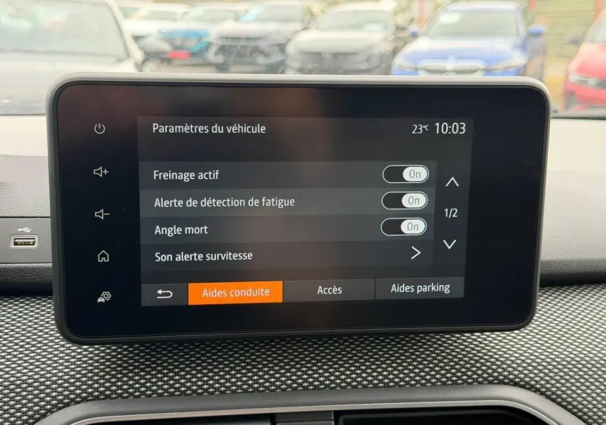 Écran tactile central du tableau de bord affichant les paramètres d’aides à la conduite du Dacia Jogger.