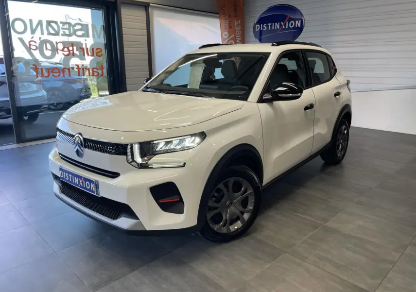 Citroën C3 blanc Banquise en 3/4 avant droit, avec barres de toit noires brillantes et jantes 17" Azurite.