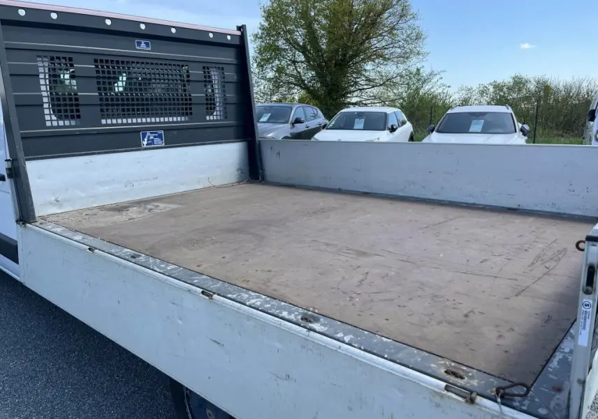 Plateau ridelles aluminium blanc du Renault Master Grand Confort vu en gros plan côté arrière droit.